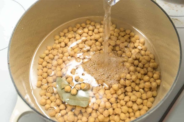پخت نخود با آب سرد برای تهیه سوپ نخود مدیترانه ای رژیمی